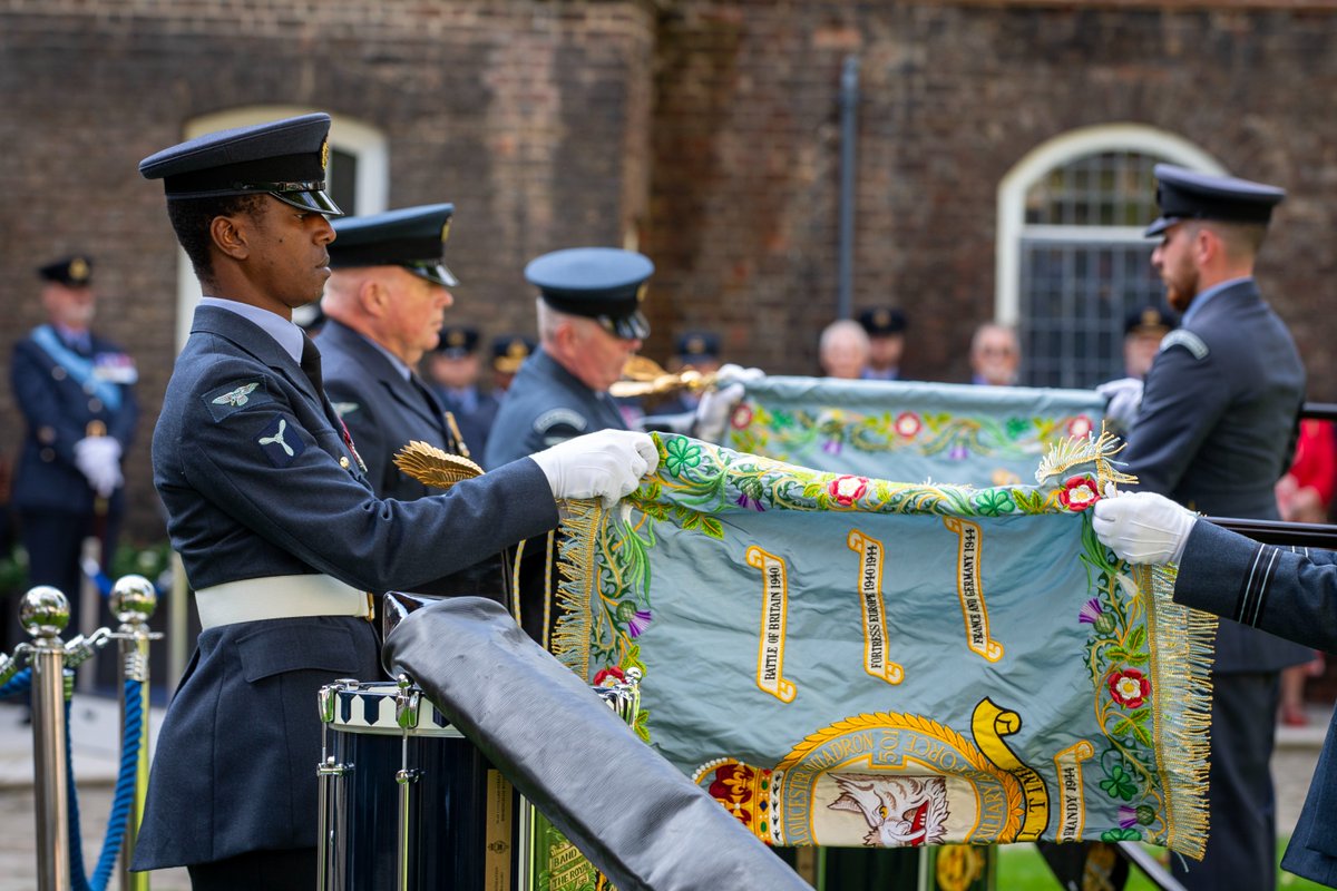 RoyalAirForce's tweet photo. On Saturday, personnel from four Royal Auxiliary Air Force Squadrons paraded before Air Vice-Marshal Munro in a ceremony at the Tower of London.

Each Squadron was honoured with the presentation of a Standard as part of the RAuxAF's 100th year.

More 🔗 https://t.co/b6A4Q6SvHQ https://t.co/fvQkPlrgJj