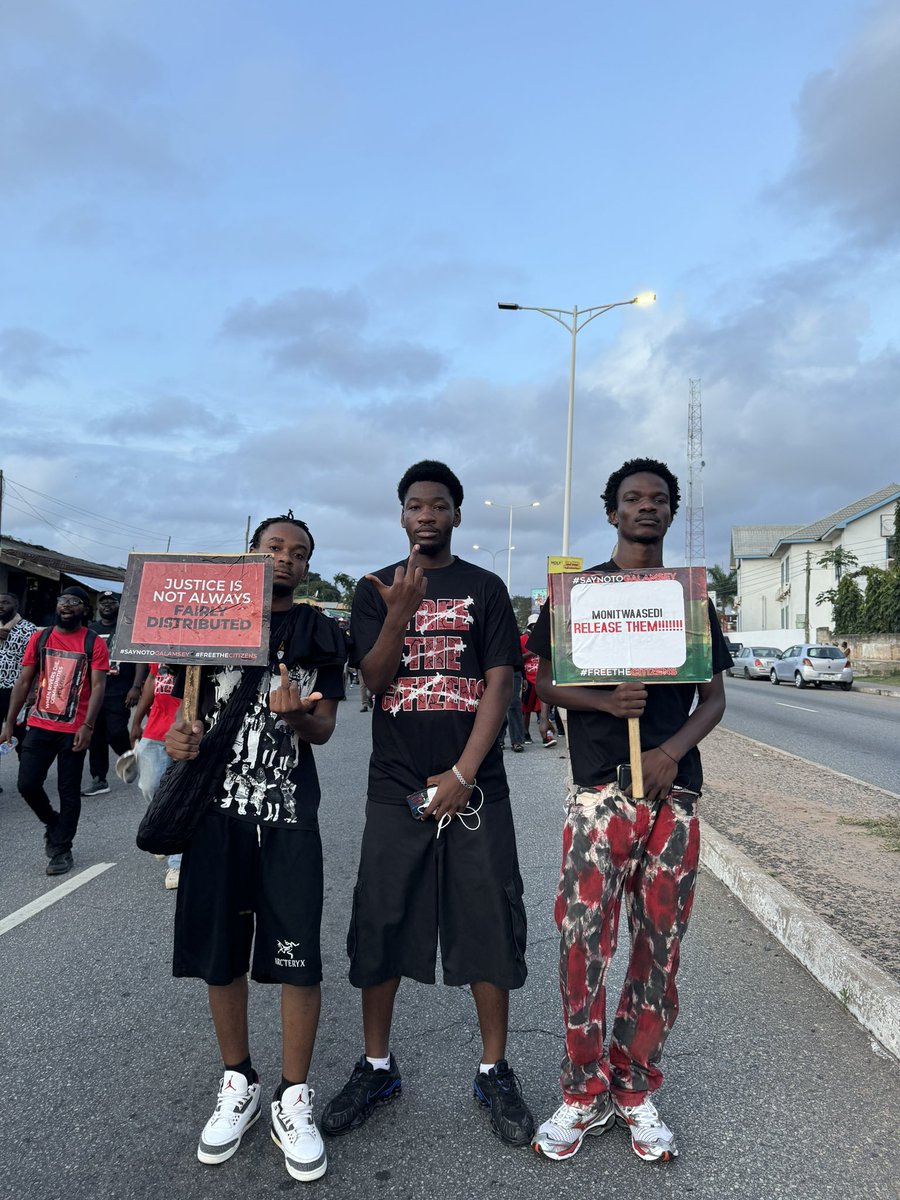 bigderrickk_'s tweet photo. 🇬🇭

#FreetheCitizens #FreeTheCitizensNow #EndGalamseyNow https://t.co/tHAnGjNgZw