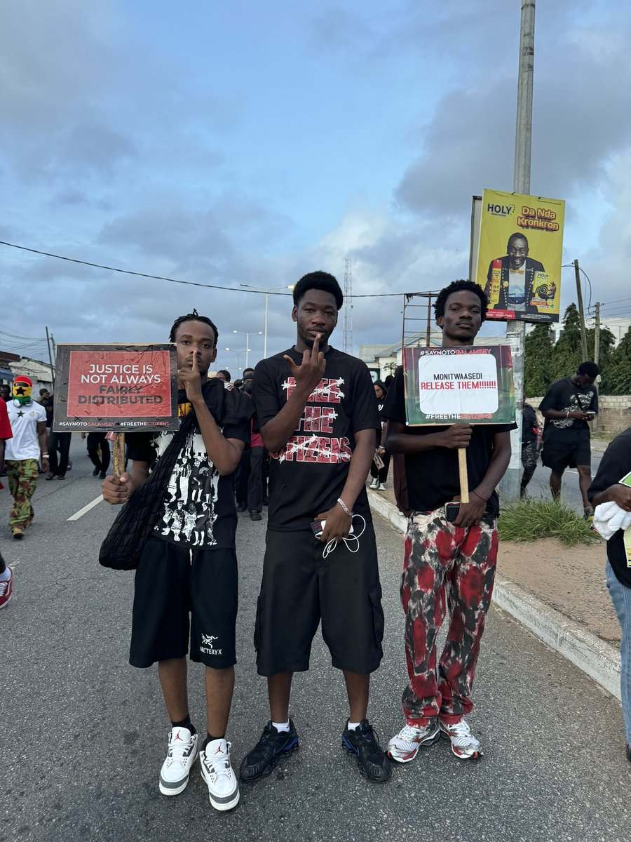 bigderrickk_'s tweet photo. 🇬🇭

#FreetheCitizens #FreeTheCitizensNow #EndGalamseyNow https://t.co/tHAnGjNgZw