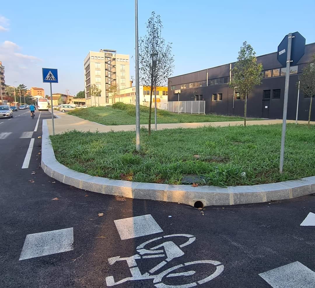 Marco Granelli (@marcogranellimi) on Twitter photo Cimitero di #Bruzzano: parte del parcheggio usata come cantiere per costruire la Vasca #Seveso diventa area #verde depavimentata.
Una novità positiva che è il risultato di un accordo tra <a href="/ComuneMI/">Comune di Milano</a> e <a href="/ParcoNordMilano/">Parco Nord Milano</a>
marcogranelli.it/cimitero-di-br… Cimitero di #Bruzzano: parte del parcheggio usata come cantiere per costruire la Vasca #Seveso diventa area #verde depavimentata.
Una novità positiva che è il risultato di un accordo tra <a href="/ComuneMI/">Comune di Milano</a> e <a href="/ParcoNordMilano/">Parco Nord Milano</a>
marcogranelli.it/cimitero-di-br…