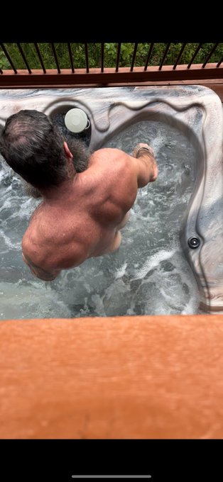 Hot tub time ? https://t.co/gZuoCNHrLk