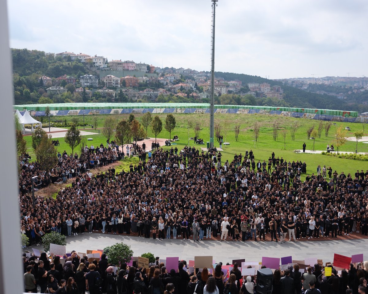 Canice bir olay sonucu hayatlarını kaybeden Medya ve Görsel Sanatlar Bölümü 2. sınıf öğrencimiz Ayşenur Halil ve İkbal Uzuner için Güney Kampüs’te anma programı düzenlendi. B4 bahçede düzenlenen programa öğrencilerimiz, akademisyenlerimiz ve idari personelimiz katıldı.