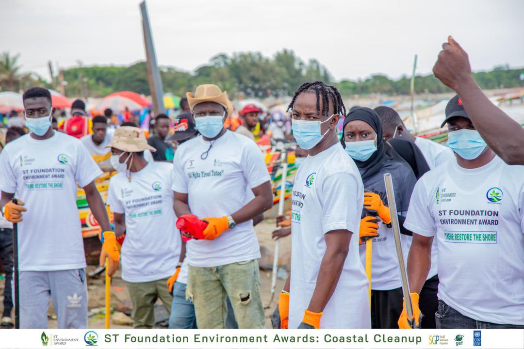Osmonia2's tweet photo. Busy Sunday at Tanji -Coastal Clean Up

@theGEF @UNDP_TheGambia https://t.co/IzzCOr91e8