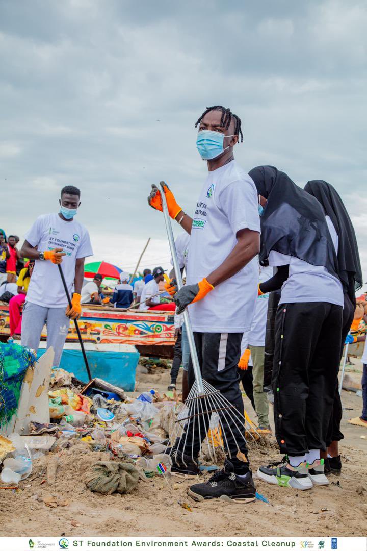 Osmonia2's tweet photo. Busy Sunday at Tanji -Coastal Clean Up

@theGEF @UNDP_TheGambia https://t.co/IzzCOr91e8