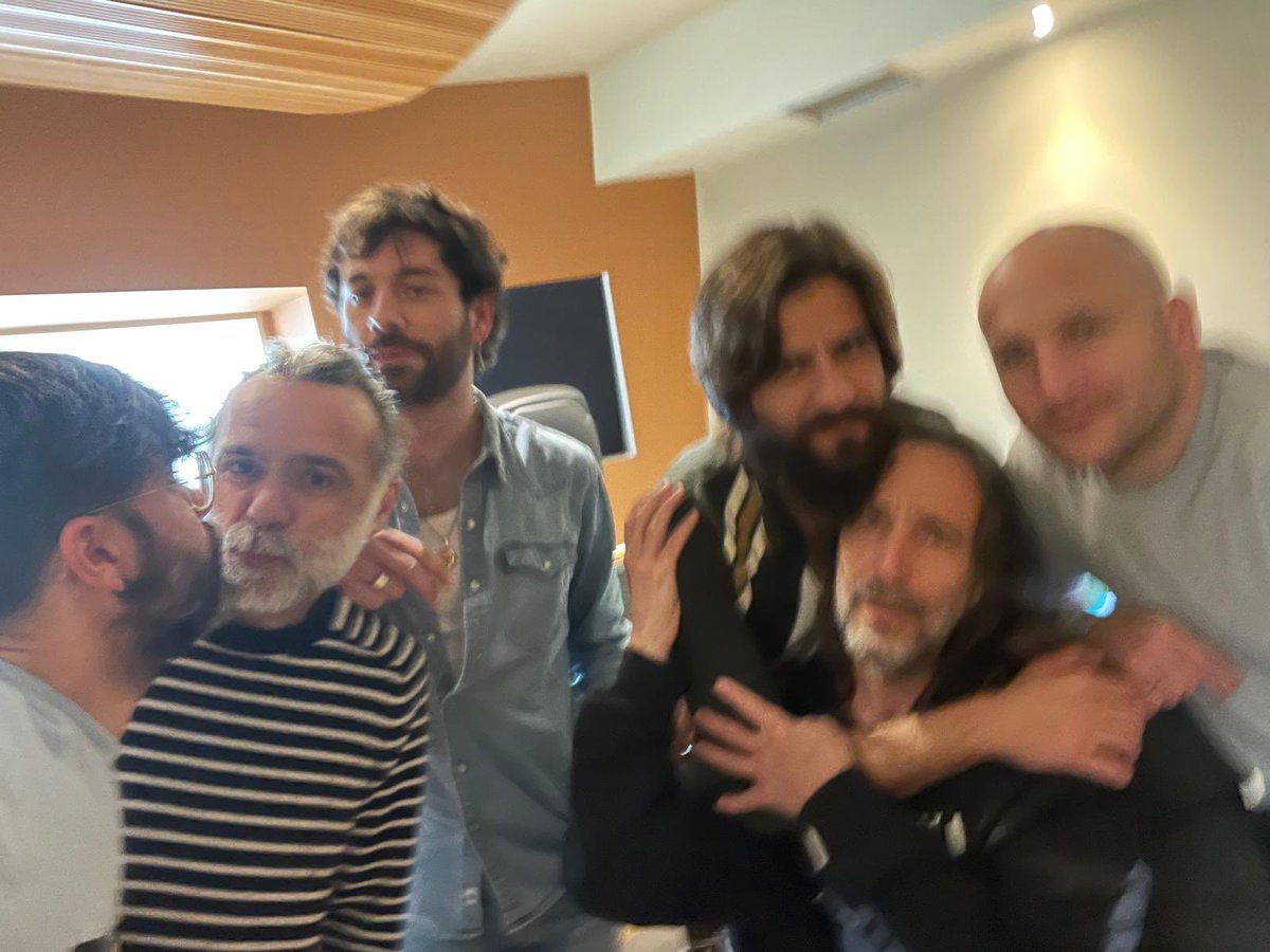 VivaSuecia's tweet photo. El amor de la clase que sea cumple 2 años. El disco que nos hizo libres y nos impulsó hasta aquí, el que más crispó a unxs y emocionó a otrxs. El que quisimos hacer, sin límites, solo nuestra exigencia. El que es ya platino y lleva 2 años en listas.  El amor todo lo puede ✊❤️‍🔥 https://t.co/BsVrqg2rUv