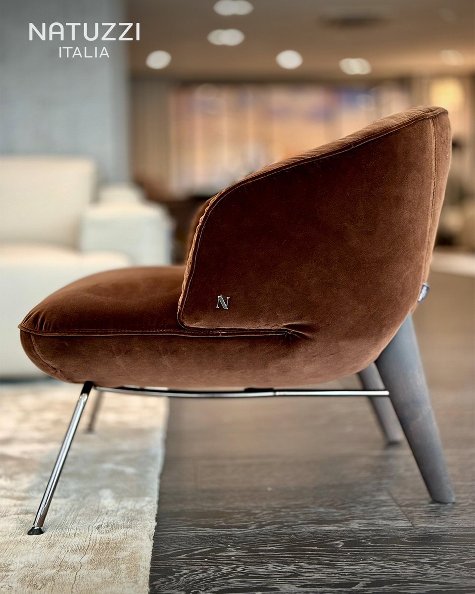 Natuzziuae's tweet photo. Sit back in style with the Penelope Chair from Natuzzi Italia.
A luxurious blend of modern design and plush comfort awaits.

#Natuzzi #NatuzziItalia #NatuzziUAE #InteriorDesign #Dubai #UAE https://t.co/VYSJkrZO2G