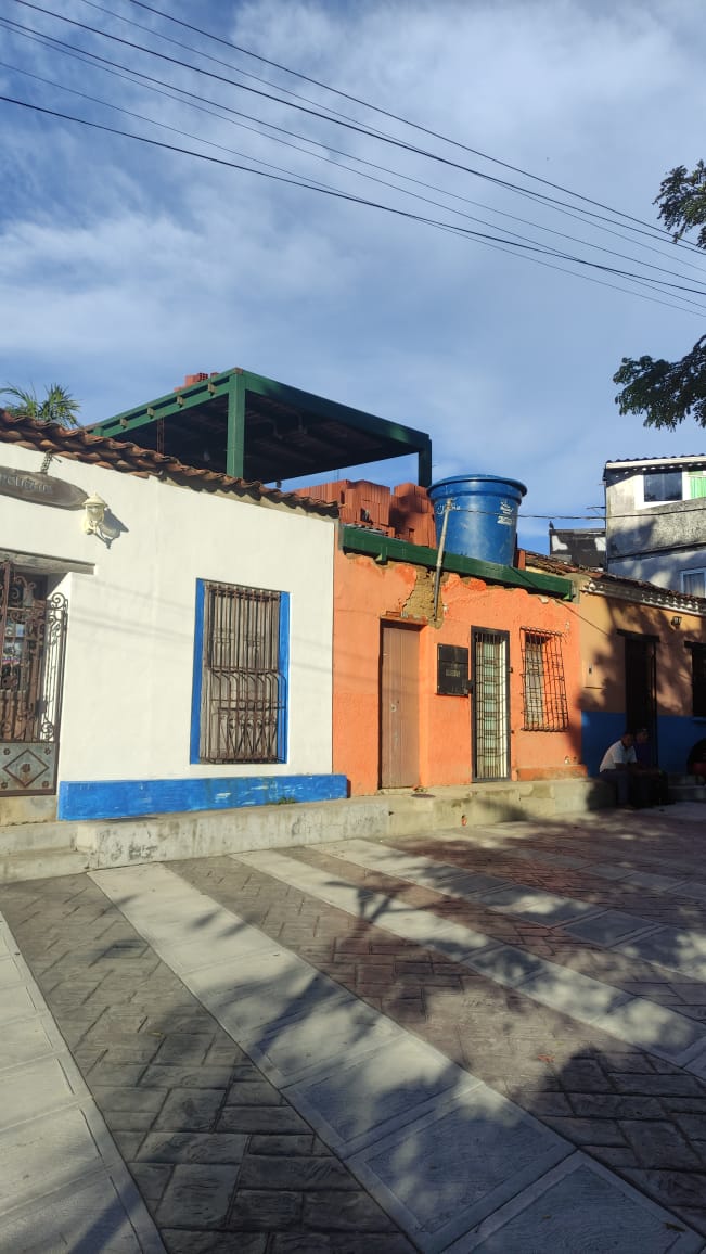 jaoropeza3's tweet photo. señor Alcalde @ElHatillo en vista de que ud de le ocurrió imitar l plagiar la idea del artista Ravello en su pueblo natal.......no estaría mal que pintara también estas violaciones a las ordenanzas Municipales...(?) Estás ranchificando El pueblo, ! https://t.co/D4BxaJ1RpK