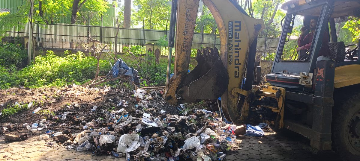 EXCISECGST's tweet image. Waste lying for long time was removed from the premise of GST Bhawan, Manik Bagh Palace, Indore under &apos;Swachhata hi Seva 4.0&apos; with the help of Indore Municipal Corporation. #SwachhtaHiSeva2024 #SpecialCampaign4 
@cbic_india 
@cgstbhopalzone 
@SwachhIndore #swachhIndore