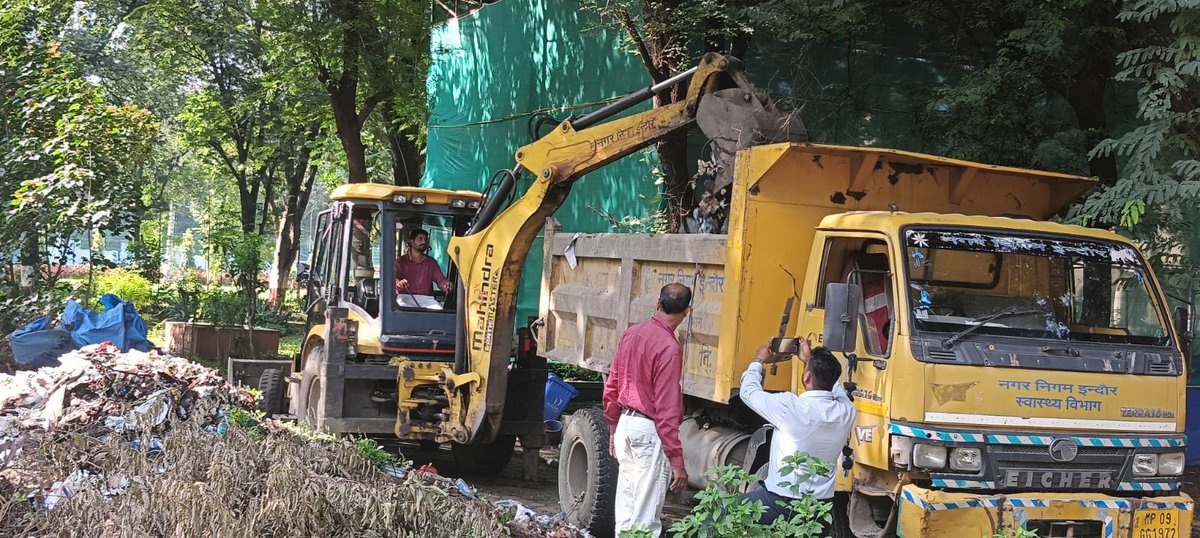 EXCISECGST's tweet image. Waste lying for long time was removed from the premise of GST Bhawan, Manik Bagh Palace, Indore under &apos;Swachhata hi Seva 4.0&apos; with the help of Indore Municipal Corporation. #SwachhtaHiSeva2024 #SpecialCampaign4 
@cbic_india 
@cgstbhopalzone 
@SwachhIndore #swachhIndore