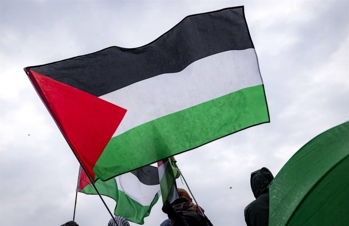 marokko's tweet image. Vredesdemonstranten blokkeren ingang bestuursgebouw UU dlvr.it/TF4dcN #universiteit #universiteitutrecht #utrecht #rtvutrecht