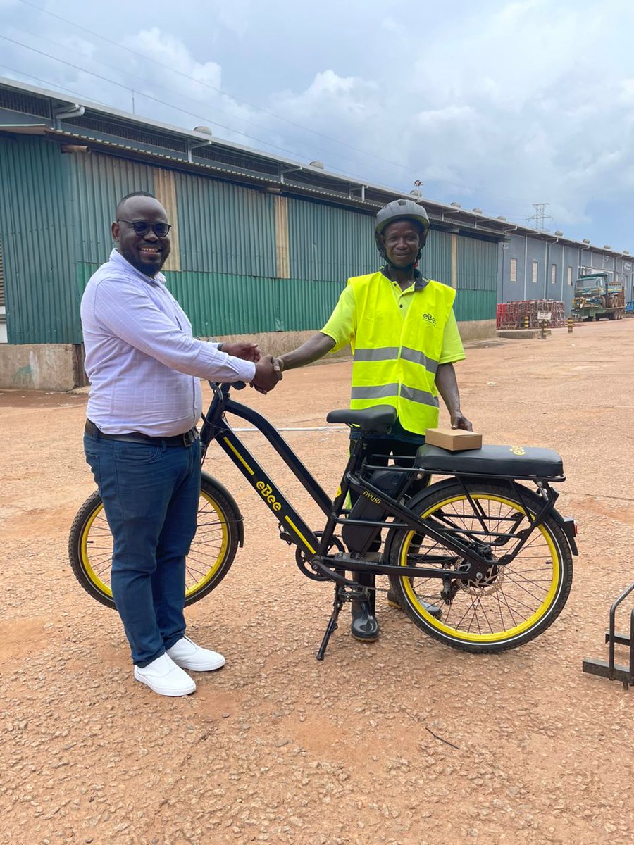 eBee_Uganda's tweet image. We’ve just sent off our first eBee boda client! 🎉 Ochieng from Bwaise is hitting the road with the powerful Nyuki 2.0—350W motor, rugged frame, and 100kg cargo capacity. Built for last-mile deliveries! ⚡ #movesmarter  #SustainableTransport
