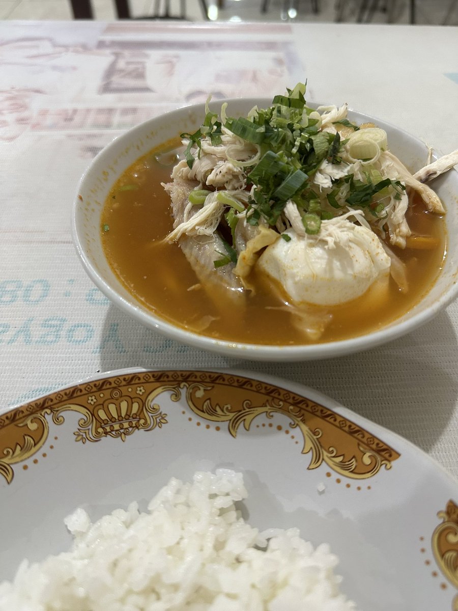 ikhsanbismo's tweet photo. Entah emang musimnya atau tubuh lagi culun-culunnya, 2x berturut pulang dari jakarta langsung batuk dan ingusan. 
Malam ini mencoba kenain Sop Merah, sembuh sih belum tentu tapi kalo kenyang sudah pasti. https://t.co/tgXKnf6unY