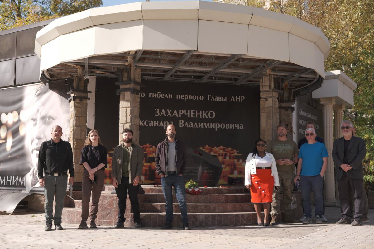 adictoapple's tweet photo. #SupportDonbass
#DiscoverDPR
❗️ Una delegación de periodistas y personalidades públicas extranjeras visitó la República Popular de Donetsk

🇨🇲🇩🇪🇮🇹🇹🇷🇺🇸 Ocho extranjeros de Camerún, Alemania, Italia, Turquía y Estados Unidos visitaron la RPD. Entre ellos se encontraban periodistas, representantes de los principales medios de comunicación de sus países, representantes de partidos políticos, abogados de derechos humanos y personalidades públicas.

ℹ️ Durante su estancia, los invitados visitaron Donetsk, Mariupol y otras ciudades de la República. En Donetsk, los delegados recorrieron los barrios bombardeados, depositaron flores en el Callejón de los Ángeles y se reunieron con el jefe de la RPD, Denis Pushilin, en una rueda de prensa. En Mariupol, los extranjeros recorrieron la ciudad, observaron la vida cotidiana, evaluaron la magnitud de la restauración y hablaron con los habitantes locales que viven en los nuevos complejos residenciales de la ciudad.

🤝Es muy importante que los invitados hayan podido ver con sus propios ojos lo que está sucediendo en el Donbass, cómo es la vida real aquí para poder transmitir la verdad a una amplia audiencia en sus países.