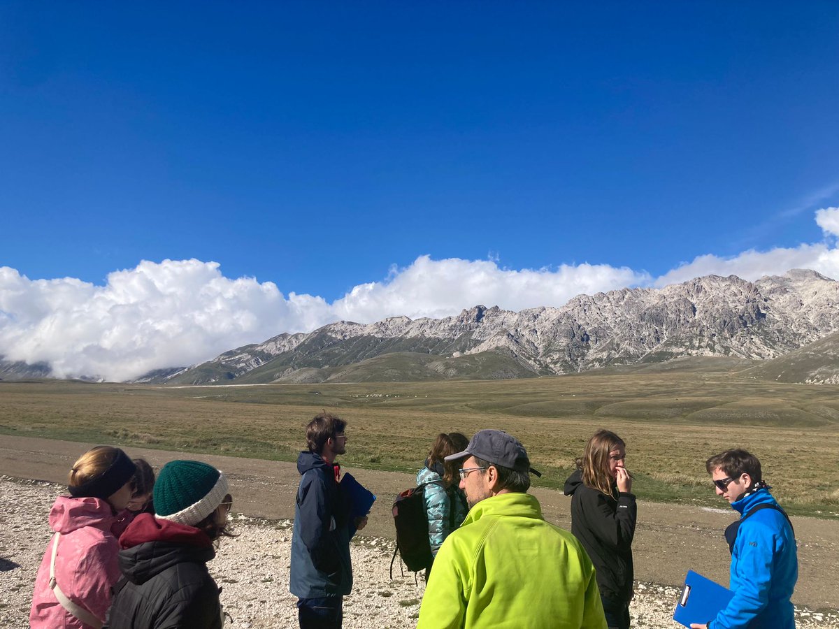 Envie de ciel bleu en ce début de semaine? Ça tombe bien, nos M2 nous en envoient un peu à travers les photos de leur stage de terrain dans les Apennins. Première partie : tectonique avec Simon Daout et Jérome Lavé 📸😎