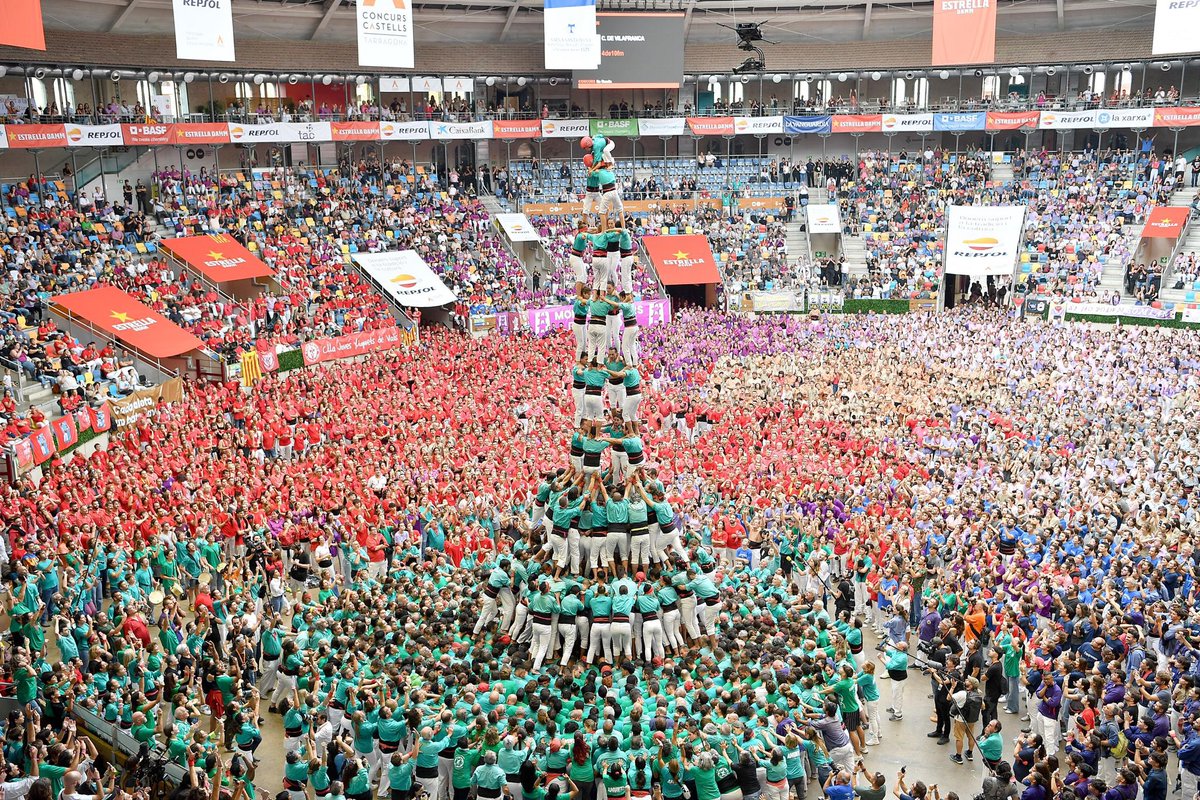 Verds's tweet image. 😍Moltes gràcies, colla!

💚Enhorabona pel concurs d'ahir, vam demostrar un cop més la resiliència i l'ADN de Castellers de Vilafranca!

🦎Un gran agraïment també a l’afició! La grada verda feia molt de goig!

#castellers 
#castells