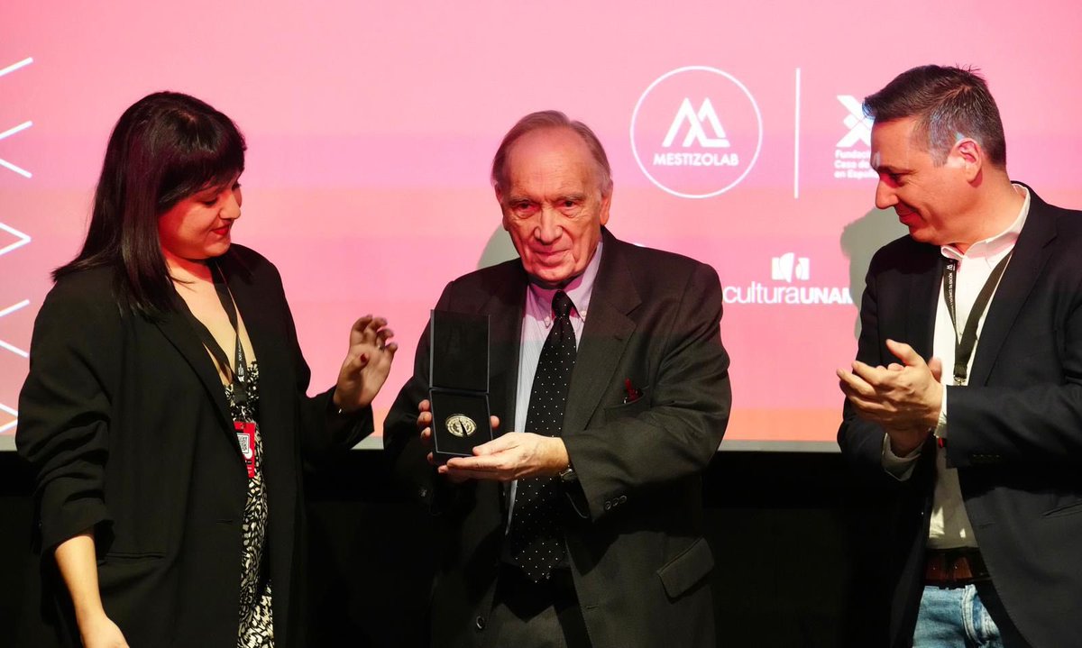 Isabel Toledo, directora escénica, gestora cultural y actriz, quien coordina la <a href="/CatedraBergman/">Cátedra Bergman</a>, realizó la entrega de la Medalla de la <a href="/FilmotecaUNAM/">Filmoteca UNAM</a> a la <a href="/Academiadecine/">Academia de Cine</a>; en reconocimiento a su destacada trayectoria y valiosa contribución al cine. 🏅👏✨
📸<a href="/MestizoLab/">MestizoLab</a>