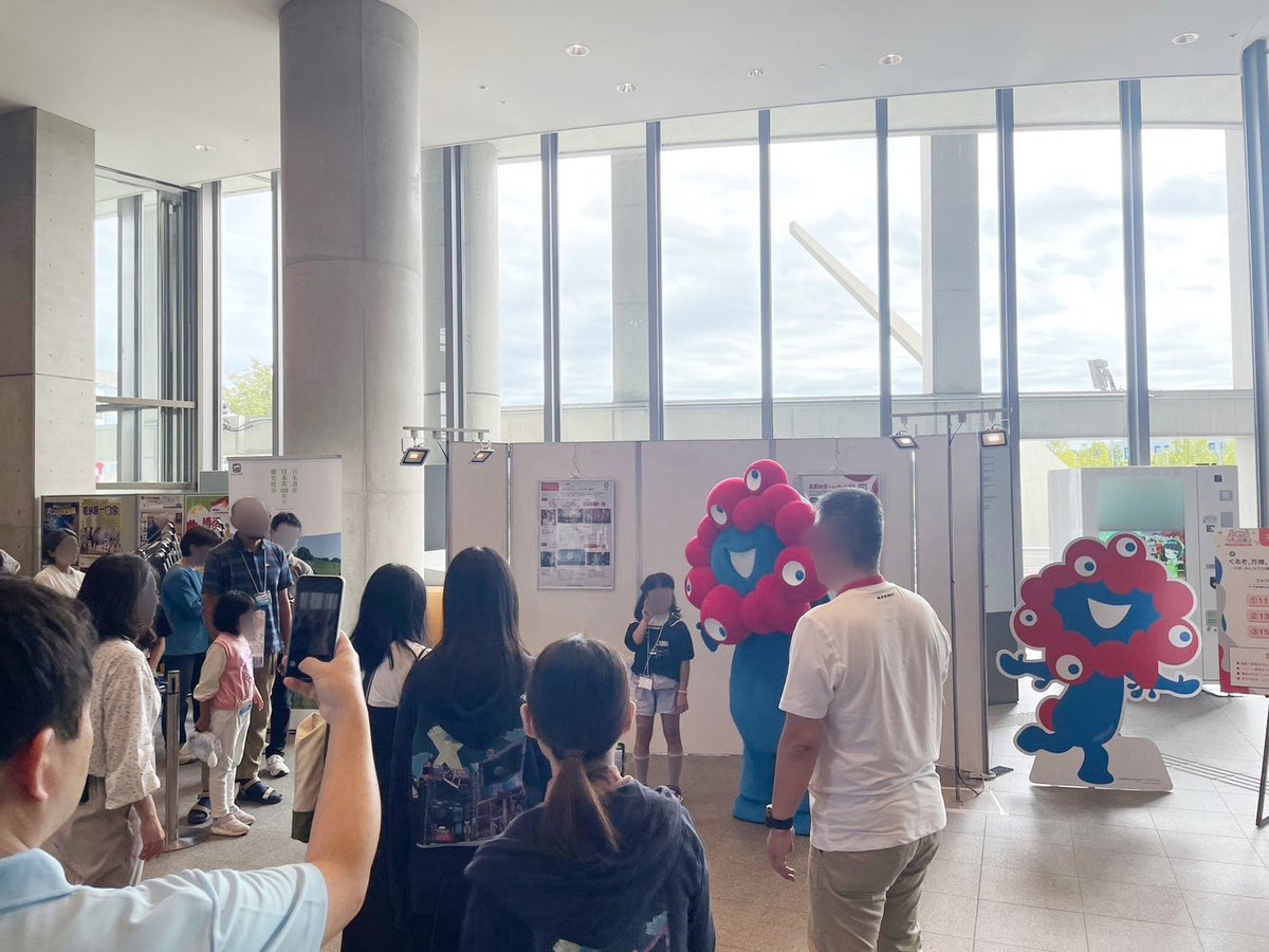 exposuisinkyoku's tweet photo. 【先週の万博PR①】
10月5日（土)にけいはんなプラザで「科学で遊ぼう！ミライを探検しよう！in けいはんなR＆Dフェア2024」が開催され、ブース出展でミャクミャクと一緒に万博をPRしました！

#くるぞ万博
#EXPO2025
#けいはんな
#科学
#ミライ https://t.co/lwfeexYyzl
