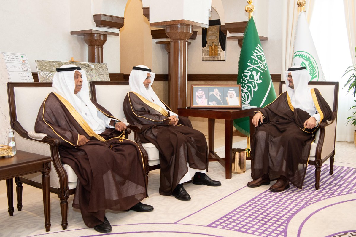 makkahregion's tweet photo. نائب أمير منطقة مكة الأمير #سعود_بن_مشعل_بن_عبدالعزيز
يستمع لإيجاز عن أعمال هيئة المساحة الجيولوجية بالمنطقة وخططها المستقبلية خصوصًا فيما يتعلق بـ:
•التعدين والمسح الجيولوجي في المنطقة
•مواقع محطات الرصد الزلزالي
•مشروع أحرام الأودية (وديان) وشعابها الواقعة خارج النطاق العمراني