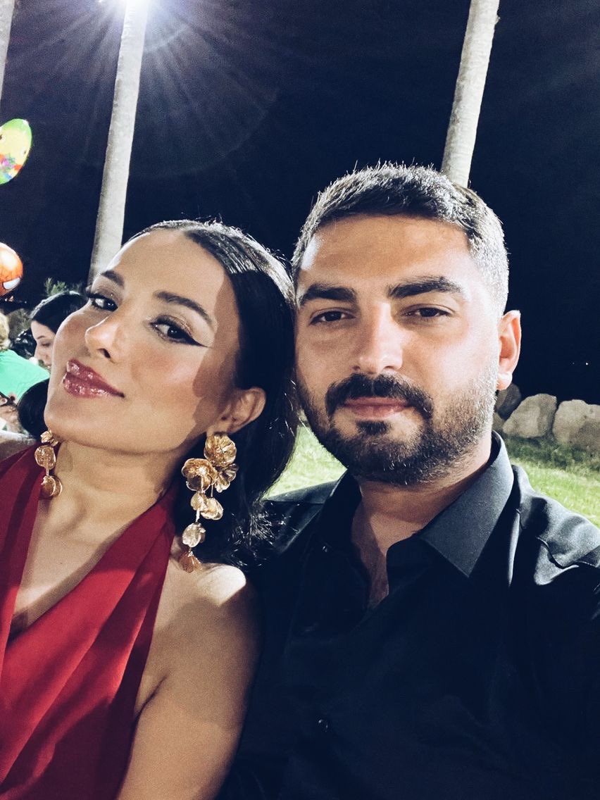 Canım kocamla dün 1. Yılımızı kutlamış bulunduk, ayrıca en yakın arkadaşımında düğünü aynı gündü, düğünden karemiz, gayet mutlu geçti, uzunca yıllarımıza🧚🏻‍♀️