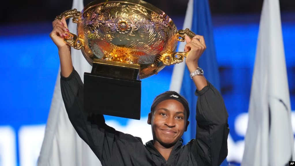 On October 6, 2024, in the women's singles final of the China Open held at the Beijing National Tennis Center, American player Koko Goff celebrated with the championship trophy after defeating Czech player Carolina Mokhova