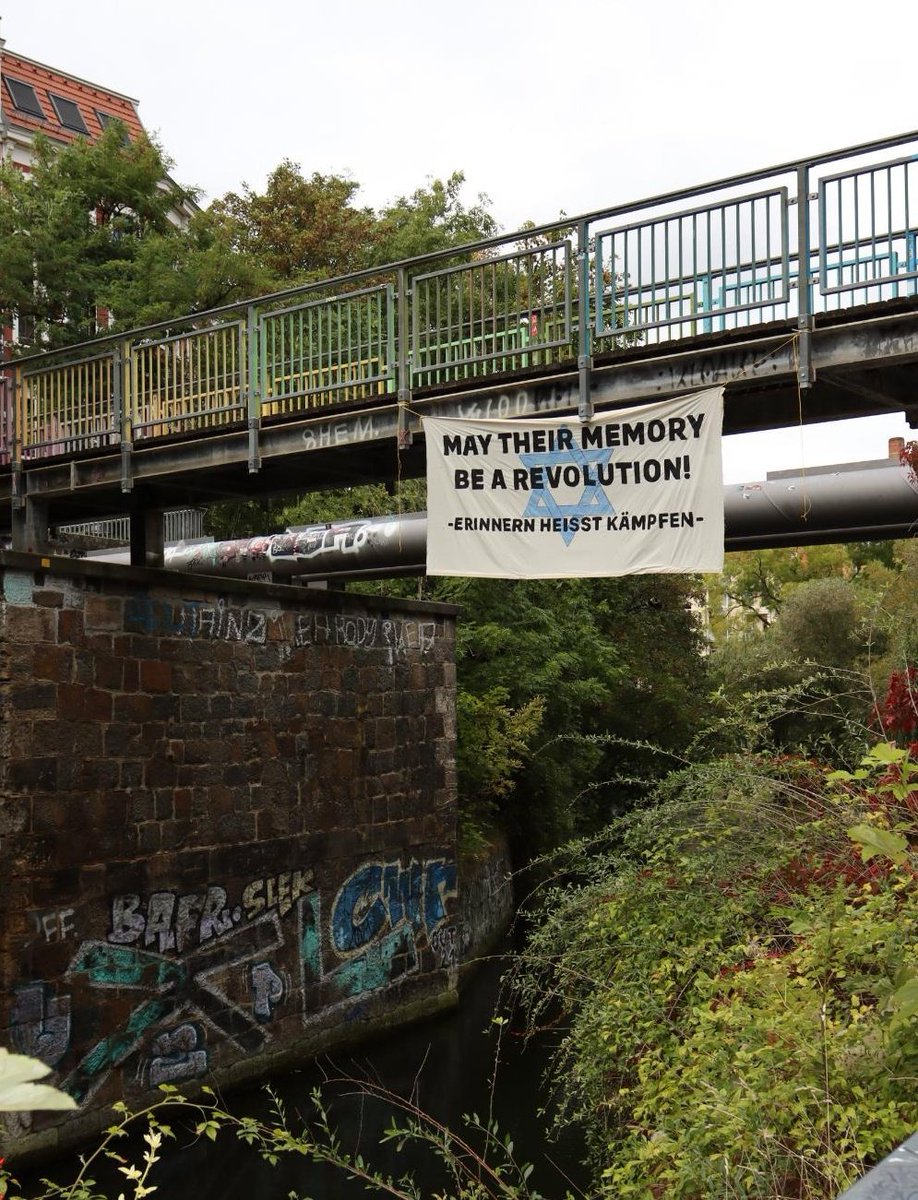 jamesholdenOG's tweet photo. Mit einer Banneraktion im Stadtgebiet wurde heute in #Leipzig dem #Hamas-Massaker vom #October7 gedacht.

Die Banneraktion ist der Auftakt der Aktionswochen gegen #Antisemitismus, die von zahlreichen #antifa|schistischen Gruppen, Projekten &amp; Bündnissen getragen wird.

#le0710 https://t.co/oOGVrxy6SB