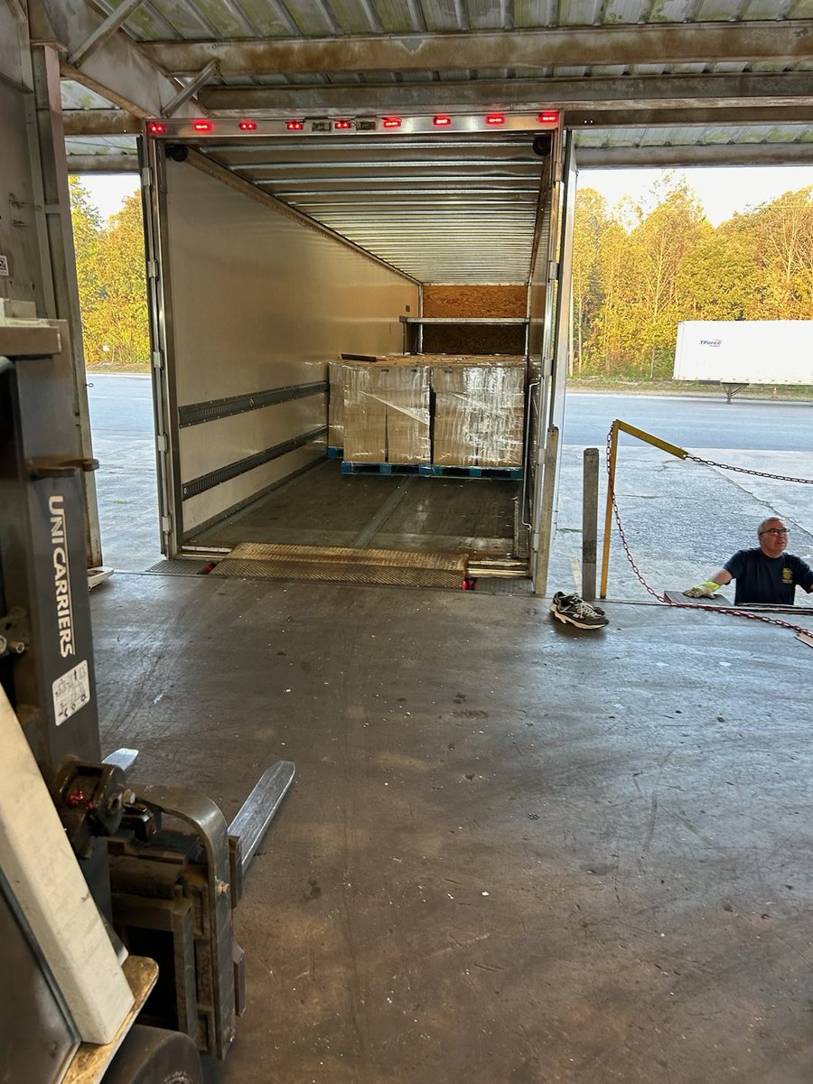 Teamsters25's tweet photo. #Teamsters #Local25 is in #NorthCarolina this morning unloading a #truckload #supplies donated by @StopandShop. The @Teamsters truck left #Boston yesterday headed to help #HurricaneHelene
#teamstersinthecommunity #teamsterslocal25 #southeaststrong https://t.co/H0tehRdNyT