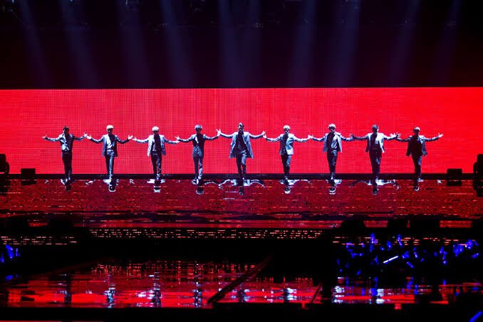 haewookfocus's tweet photo. Suju👑                                  2NE1👑 https://t.co/PzgmJKQWSU