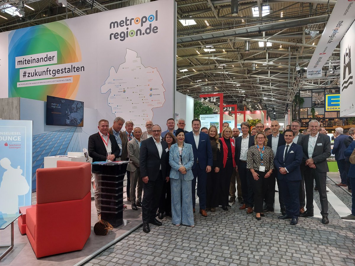 Zusammenarbeit ist der Schlüssel, um die Zukunft erfolgreich zu gestalten 🤝
„Miteinander #Zukunftgestalten“ - so unser Motto für die <a href="/ExpoReal/">Adam K.</a> 2024. Gemeinsam mit unseren 9 Partnern sind wir bis einschließlich Mittwoch an unserem Gemeinschaftsstand (Halle C1, Stand 310 und 410)!