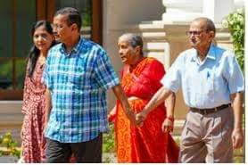 ocjain4's tweet image. लवणासुर से बड़ा फ्रॉड ब्रह्मांड में नही है.!

इसने शीशमहल छोड़ने के नाम पर स्टाफ को चाभी पकड़ाई, अपने माँ बाप के साथ वीडियो शूट करवाया और फिर वापिस स्टाफ से चाभी लेकर घर के अंदर चला गया।।

अब PWD ने बताया है कि वो चाभी तो हमें कभी मिली ही नही, उल्टा इसकी बीवी ने वो स्टाफ से वापिस…