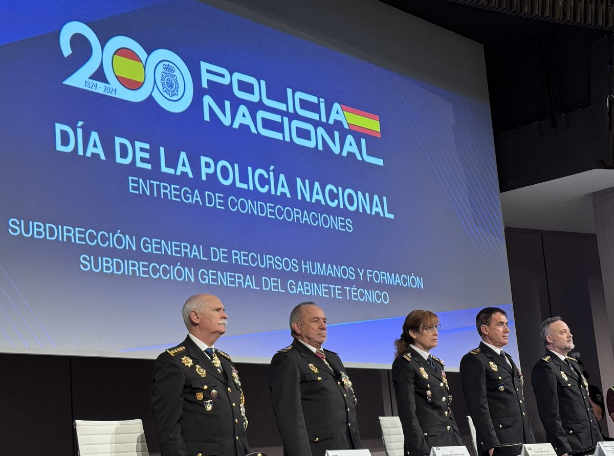Nicolás Rodríguez-García (@nicolasusal) on Twitter photo 🔵 En celebración Santos Ángeles Custodios en año Bicentenario <a href="/policia/">Policía Nacional</a> recibo con orgullo y responsabilidad mi segunda Cruz al Mérito Policial con Distintivo Blanco. Gracias!! <a href="/usal/">Universidad de Salamanca</a> <a href="/PoliciaEscuela/">Escuela Nacional de Policía 🇪🇸</a> <a href="/ciggUSAL/">Centro de Investigación para la Gobernanza Global</a> <a href="/corrupcionUSAL/">Anticorrupcion USAL</a> <a href="/complianceUSAL/">Compliance Hub USAL</a> 🔵 En celebración Santos Ángeles Custodios en año Bicentenario <a href="/policia/">Policía Nacional</a> recibo con orgullo y responsabilidad mi segunda Cruz al Mérito Policial con Distintivo Blanco. Gracias!! <a href="/usal/">Universidad de Salamanca</a> <a href="/PoliciaEscuela/">Escuela Nacional de Policía 🇪🇸</a> <a href="/ciggUSAL/">Centro de Investigación para la Gobernanza Global</a> <a href="/corrupcionUSAL/">Anticorrupcion USAL</a> <a href="/complianceUSAL/">Compliance Hub USAL</a>