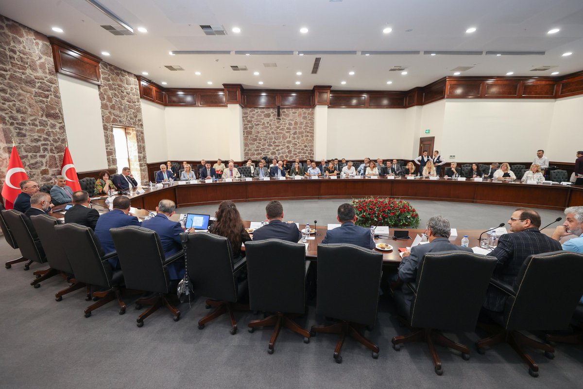 csbgovtr's tweet photo. Bakanlığımızca, İzmir Körfezi'nde meydana gelen toplu balık ölümleri ve kirlilikle mücadele etmek için oluşturulan İzmir Körfezi Bilim Kurulu, Bakan Yardımcımız Sayın Fatma Varank'ın başkanlığında toplandı.

İzmir Vali Yardımcısı, Büyükşehir Belediye Başkanı, Bilim Kurulu Üyeleri ve kurum temsilcilerinin katıldığı toplantıda; Bilim Kurulunun ortaya koyduğu görüşler doğrultusunda acil ve kısa vadede yapılacakları içerecek ve yerel yöneticilere yol haritası olacak olan "İzmir Körfezi için Nefes Seferberliği: İzmir Körfezi Eylem Planı" ele alınıyor.