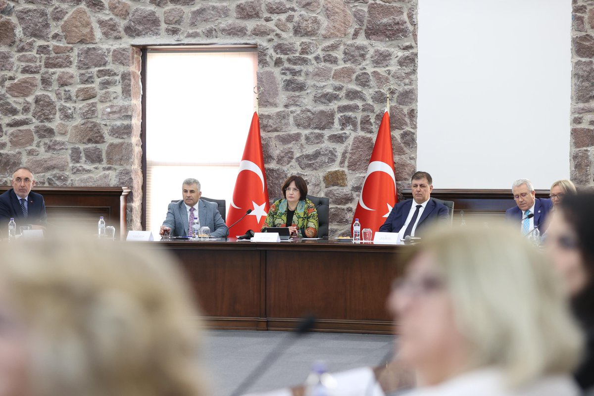csbgovtr's tweet photo. Bakanlığımızca, İzmir Körfezi'nde meydana gelen toplu balık ölümleri ve kirlilikle mücadele etmek için oluşturulan İzmir Körfezi Bilim Kurulu, Bakan Yardımcımız Sayın Fatma Varank'ın başkanlığında toplandı.

İzmir Vali Yardımcısı, Büyükşehir Belediye Başkanı, Bilim Kurulu Üyeleri ve kurum temsilcilerinin katıldığı toplantıda; Bilim Kurulunun ortaya koyduğu görüşler doğrultusunda acil ve kısa vadede yapılacakları içerecek ve yerel yöneticilere yol haritası olacak olan "İzmir Körfezi için Nefes Seferberliği: İzmir Körfezi Eylem Planı" ele alınıyor.