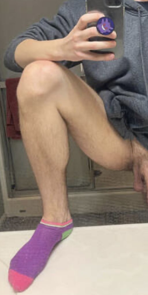 RyananTrav's tweet photo. Ugh Monday hurricane coming. Don’t you just love new socks? https://t.co/vTF4exj747