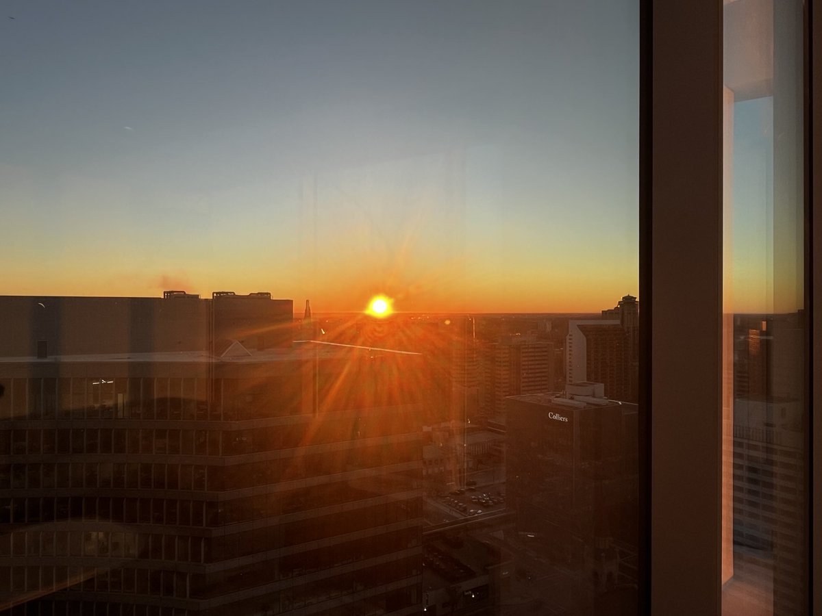 Prairie and Eastern-facing Coastal sunrises are just the best. Gorgeous prairie sunrise from our office in downtown #Winnipeg. ⁦<a href="/Wawanesa/">Wawanesa Insurance</a>⁩