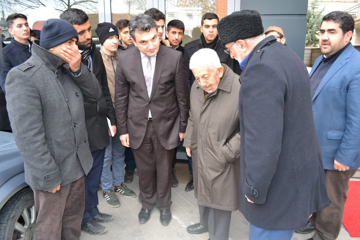 Milli Görüş'ün dev çınarı...
Siyasetin zarif beyefendisi...
Şair ruhlu devlet adamı...
Zor zamanda konuşan cesur yürek...
Vefa abidesi...

Menzilin mübarek olsun.