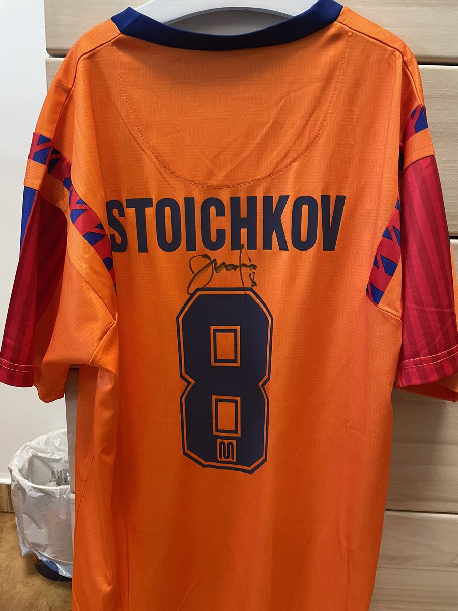 lauyluz's tweet photo. Me he encontrado esta joya bicheando en casa de mi primo @adriandorado_7, camiseta visitante del 92 regalo del propio Stoichkov, ese año ganamos nuestra primera Champions, Liga, Supercopa de España y Supercopa de Europa. Dos años después de vestir y firmar esta camiseta, Stoichkov ganaría el Balón de Oro🔥