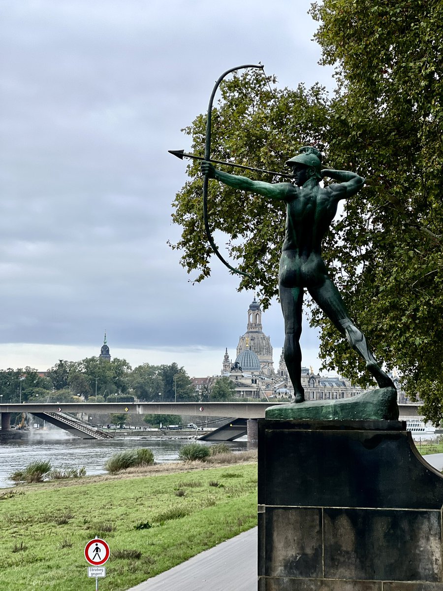 tribun753's tweet photo. 11.September 2024 Carolabrücke eingestürzt, im Moment findet der Abriss statt. Ob neu gebaut wird ist noch nicht entschieden, in jedem Fall für die Infrastruktur eine Katastrophe.
#dresden #carolabrücke https://t.co/LpxrpWjxLZ