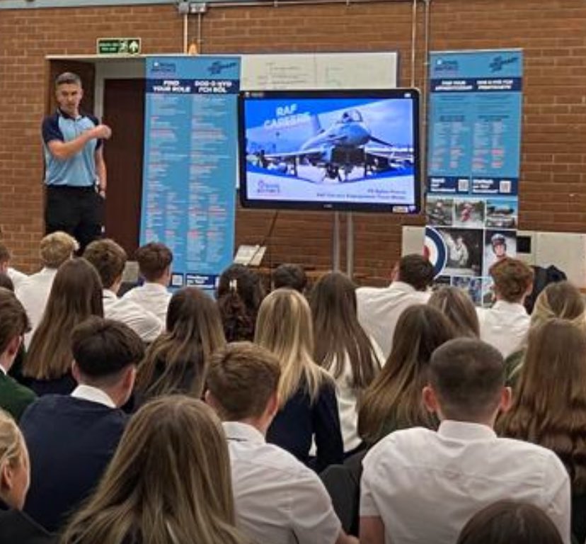 Diolch i’r Llu Awyr Brenhinol am cyflwyno gwybodaeth gwerthfawr i ddisgyblion bl.11 heddiw | Thank you to Royal Air Force presenting to year 11 puplis today. @royalairforceuk <a href="/Ysgol_Strade/">Ysgol Y Strade</a>