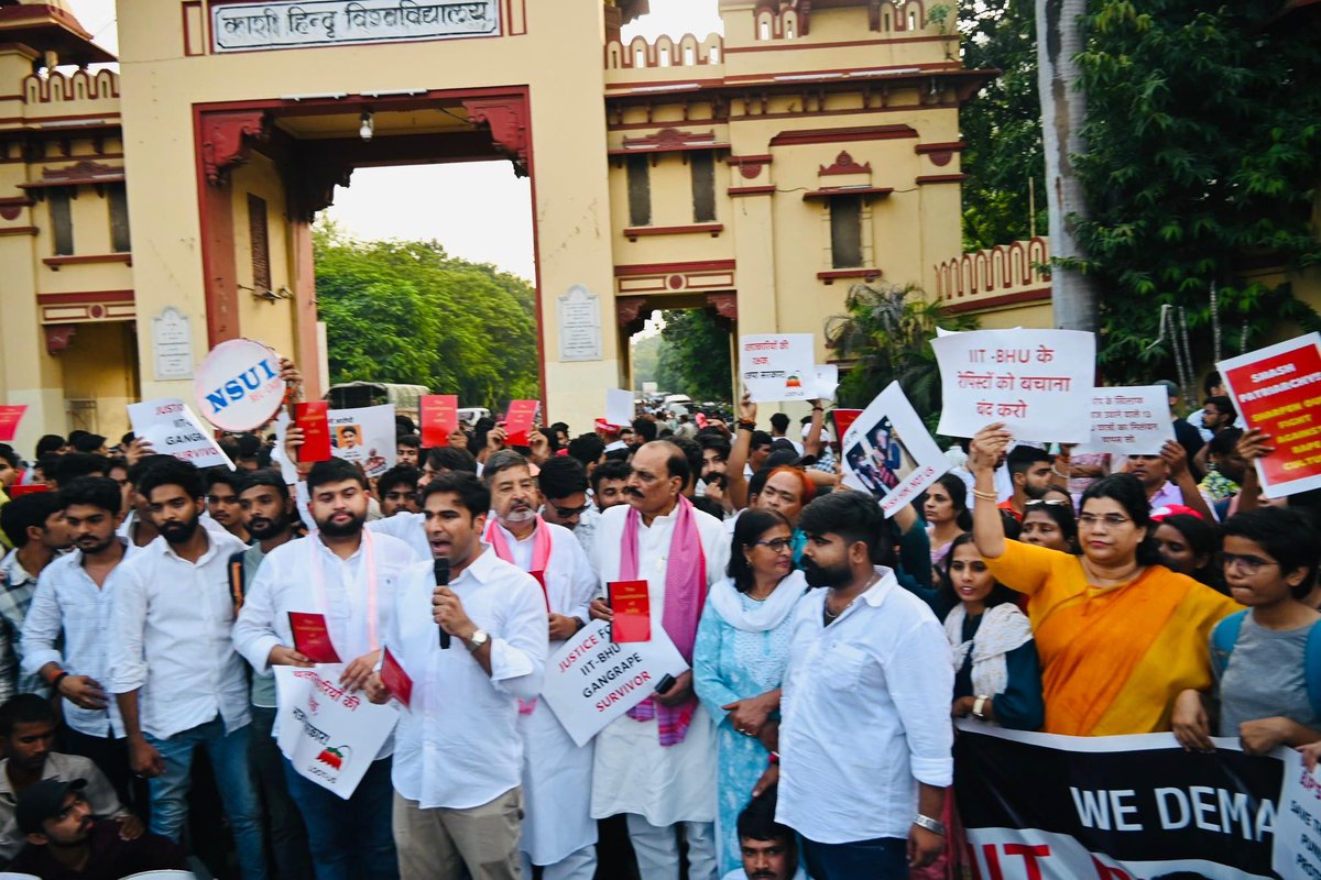 BHU, बनारस पहुँचकर छात्रों के न्याय मार्च और सभा में शामिल हुआ।

NSUI स्टूडेंट्स के साथ है। गैंगरेप पीड़िता को न्याय मिले, BJP के बलात्कारी जेल जायें। 13 BHU छात्रों का निलंबन वापस हो।

अन्याय के ख़िलाफ़ भारी संख्या में छात्र और न्यायपसंद लोग मौजूद रहे।

न्याय होकर रहेगा!