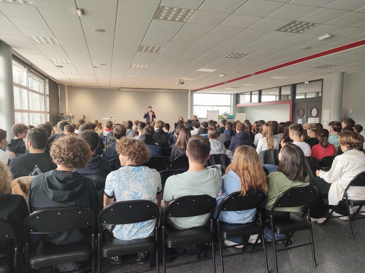 Inria_Nancy's tweet photo. Le 1er #ProcèsDuRobot de l'année scolaire, c'est aujourd'hui, au lycée Charles Jully à Saint Avold, avec @RSerizel et S. Nowakowki @LPOJullyStAvold @CracheTexte @labo_Loria #SAPS #UnivLorraine https://t.co/MeeSNVohYb