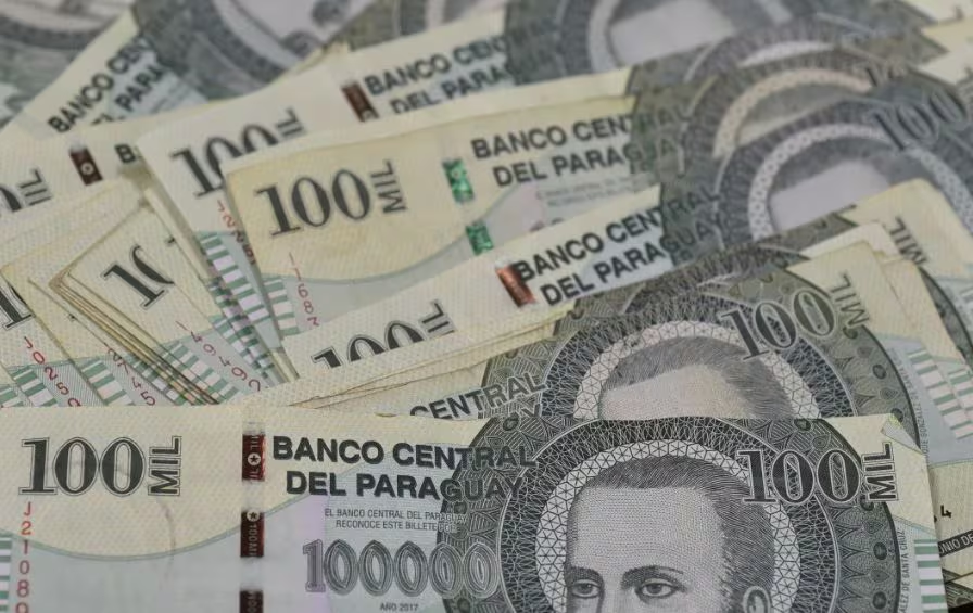 delpynews's tweet photo. ▶️VERGONZOSO Y VIL | ​​​😡

Una abogada se apropió de casi G. 800 millones de la indemnización de la Ande a dos familias de víctimas fatales en Caaguazú, y solo quiso devolver G. 200 millones, con otros implicados, en este millonario despojo.😤

🤐Anadelia Acosta es funcionaria del Congreso y dice ser abogada, pero no hay datos de su título.

🚗Coincidentemente, la mujer presumió en sus redes la compra de una lujosa camioneta 0 KM, contó la fiscal Norma Salinas.

😖La sindicada se habría aprovechado de una mujer analfabeta, madre de un fallecido. Además, 8 personas estarían involucradas en este repudiable esquema, según la Fiscalía.

​​📰ABC Color