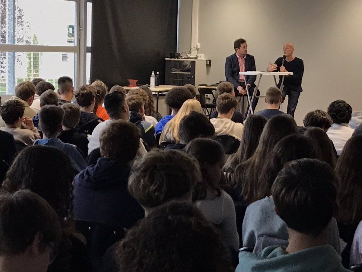 labo_Loria's tweet photo. 🤖 Le Procès du #robot fait sa rentrée au @LPOJullyStAvold !
Samuel Nowakowski et @RSerizel partagent la scène avec @CracheTexte devant 150 lycéennes et lycéens 🤩

#robotique #IA #données #informatique 

@Inria_Nancy #UnivLorraine @CNRS_Centre_Est @CNRSinformatics 
#SAPS https://t.co/BMEYBkIub6