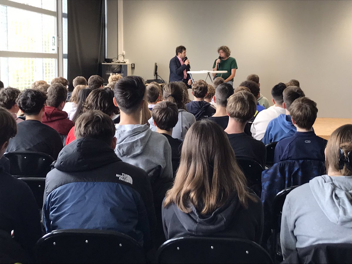 labo_Loria's tweet photo. 🤖 Le Procès du #robot fait sa rentrée au @LPOJullyStAvold !
Samuel Nowakowski et @RSerizel partagent la scène avec @CracheTexte devant 150 lycéennes et lycéens 🤩

#robotique #IA #données #informatique 

@Inria_Nancy #UnivLorraine @CNRS_Centre_Est @CNRSinformatics 
#SAPS https://t.co/BMEYBkIub6