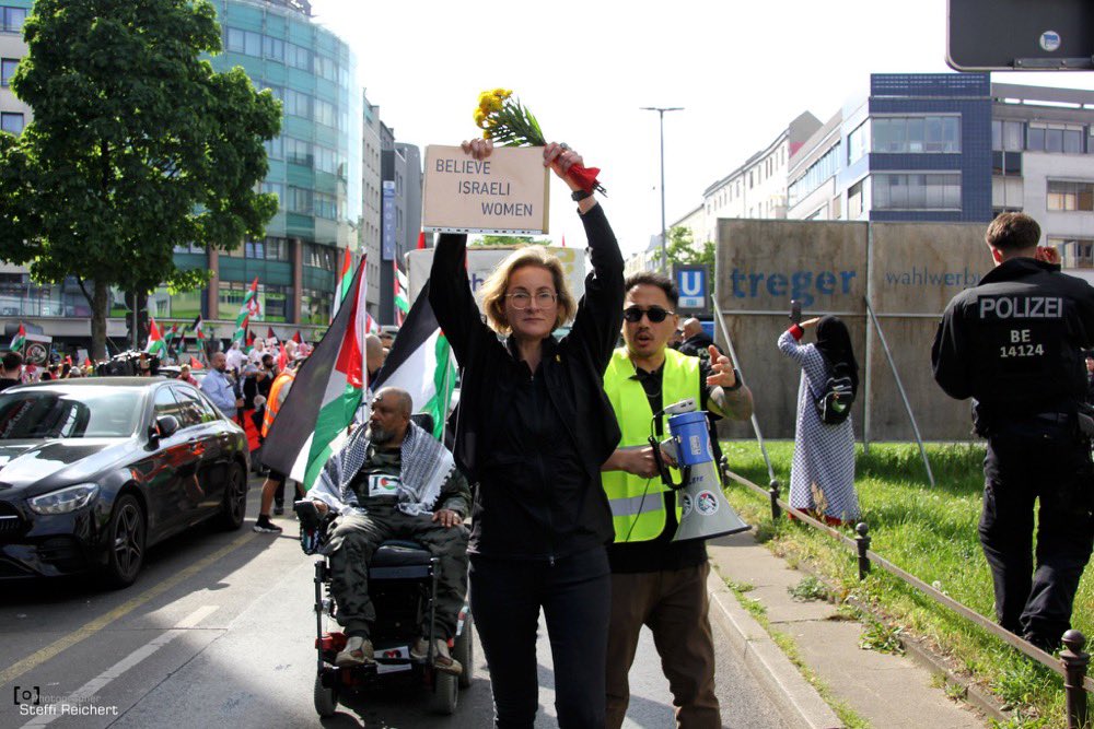 Er ist wild und brüllt sehr laut Flüche über Netanjahu. Der Rollstuhlfahrer ist  nach meiner Beobachtung ein fester Akteur der islamistischen Szene.