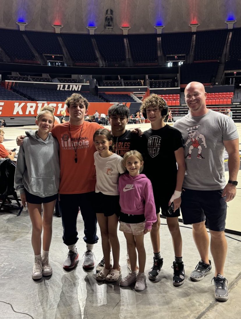 Jayden Hernandez and Kaden Potter both go 3-0 on Sunday at the Illini Preseason Tournament. The crew got a picture with their favorite Illini wrestler and tournament ref.
