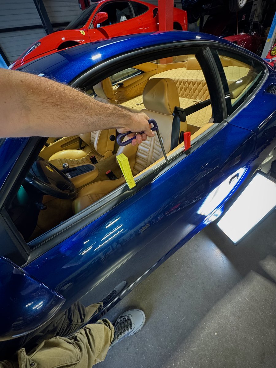 Debossandchrome's tweet photo. 🚙 Intervention débosselage ⚒️ chez ARS Classic sur cette Ferrari 550 Maranello 🔥🇮🇹 #debosselagesanspeinture #paintlessdentrepair #ferrari #maranello #v12 #cars #instacar #luxurycars #var #lecastellet #signes #carrosserie https://t.co/e9SK81Pjby