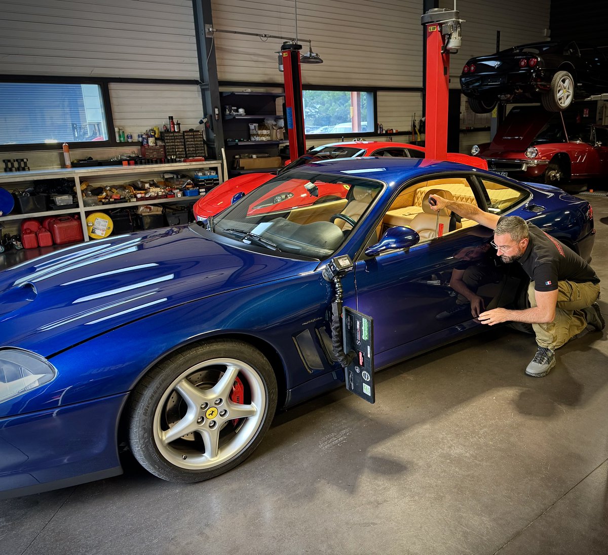 Debossandchrome's tweet photo. 🚙 Intervention débosselage ⚒️ chez ARS Classic sur cette Ferrari 550 Maranello 🔥🇮🇹 #debosselagesanspeinture #paintlessdentrepair #ferrari #maranello #v12 #cars #instacar #luxurycars #var #lecastellet #signes #carrosserie https://t.co/e9SK81Pjby