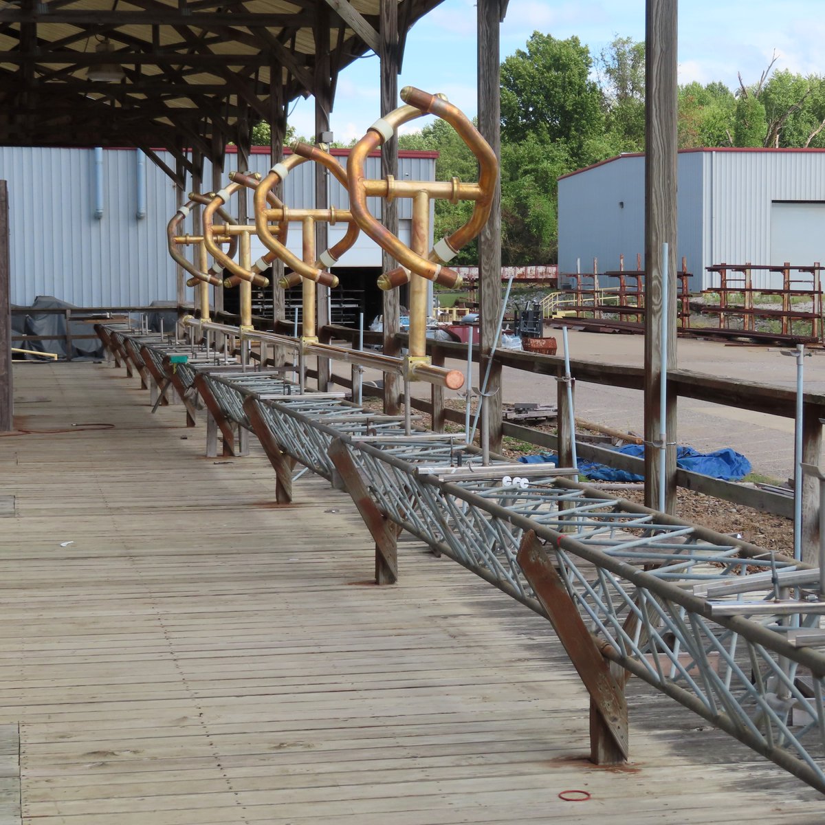 ERIbroadcast's tweet photo. An end-fed SHPX-4AE four-bay high-power ROTOTILLER® FM antenna is nearly finished with tuning. The antenna is rated to handle up to 32 kW and will be pressure tested before disassembly for painting, packing, and shipment. https://t.co/ycR0KUGCEx