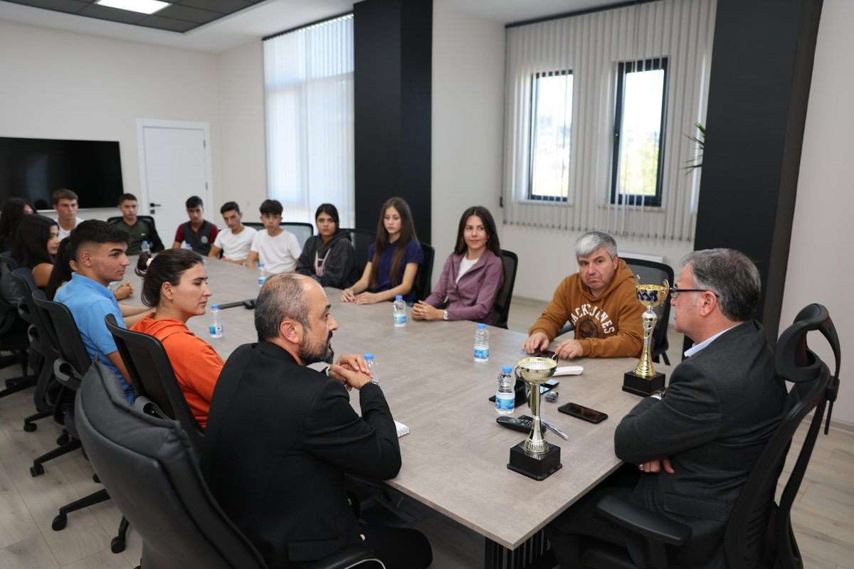 yazgazeteci38's tweet image. Hacılar'ın gurur kaynağı HADAK'tan Başkan Özdoğan'a ziyaret
DEVAMI: yazgasteci.com/haber/hacilari…

@ozdoganbilal @HacilarBld 
#Kayseri #hadak #hacılar #ziyaret #haber #güncel Lise 3