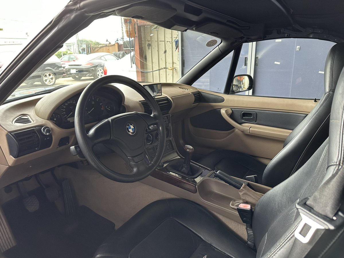 RAPORT_Sport's tweet photo. 在庫車紹介
・BMW Z3ロードスター　AT
　右ハンドル、純正オプションの幌格納部
　カバー付

・BMW Z3 ロードスター　5MT NA
　左ハンドル、希少なマニュアル車のアニ
　バーサリーモデル
2台とも、お問い合わせお待ちしております！ https://t.co/c79ghdODOJ